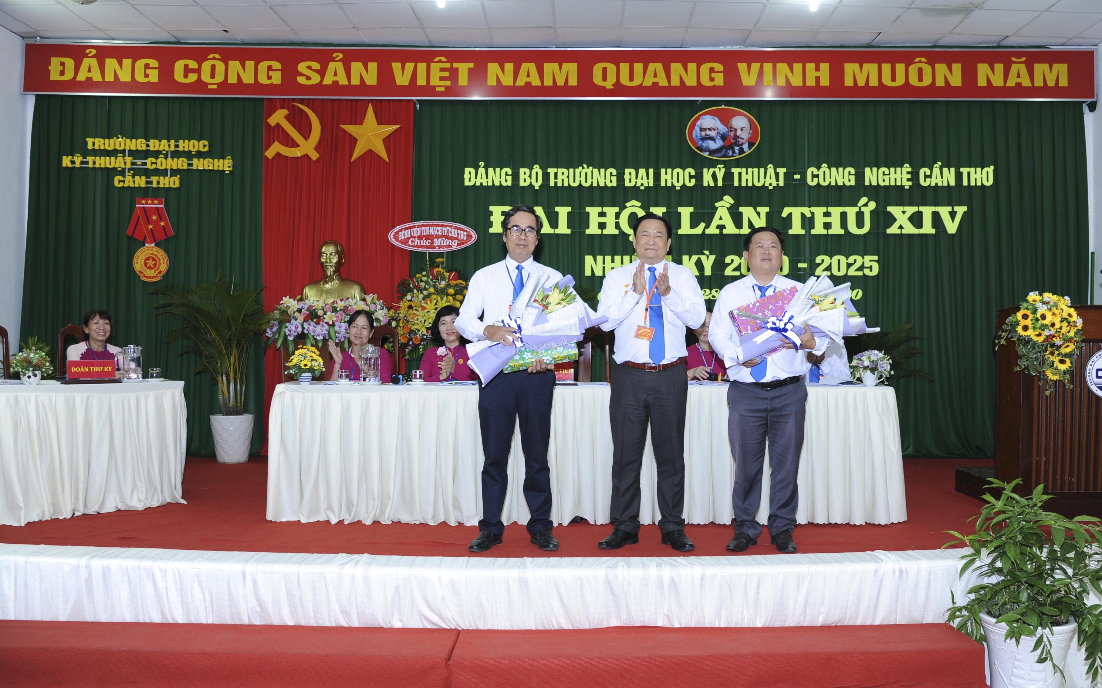 Đ/c Huỳnh Thanh Nhã Bí Thư Đảng ủy tặng hoa cho Đảng ủy viên không tái cử